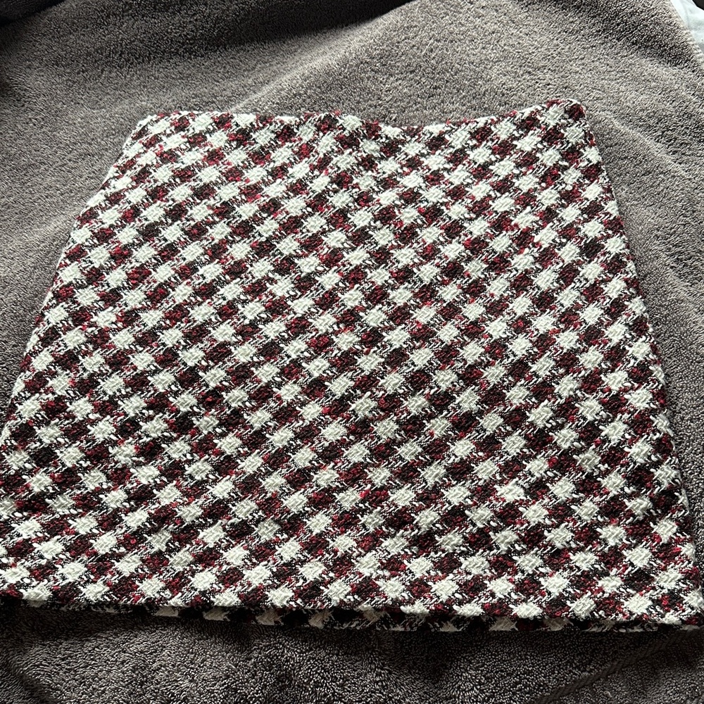 Chic Houndstooth Skirt - Black, White, and red
